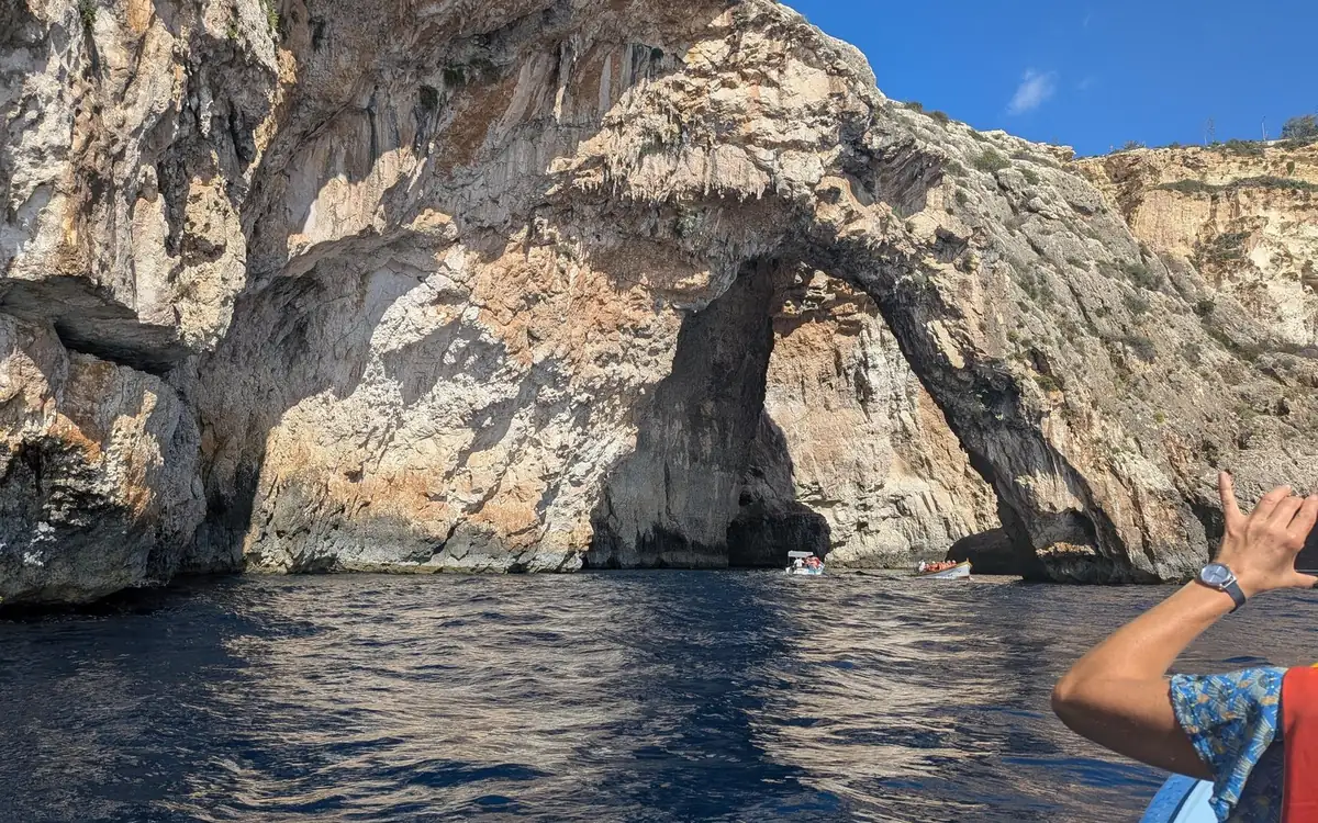 Kalksteinbögen über klarem Wasser an der Blue Grotto