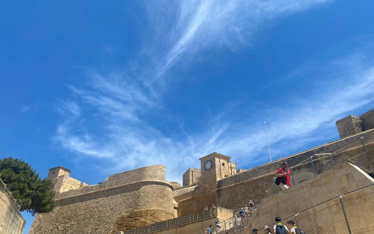 Die Steinmauern und der Uhrturm der Citadel in Victoria unter blauem Himmel
