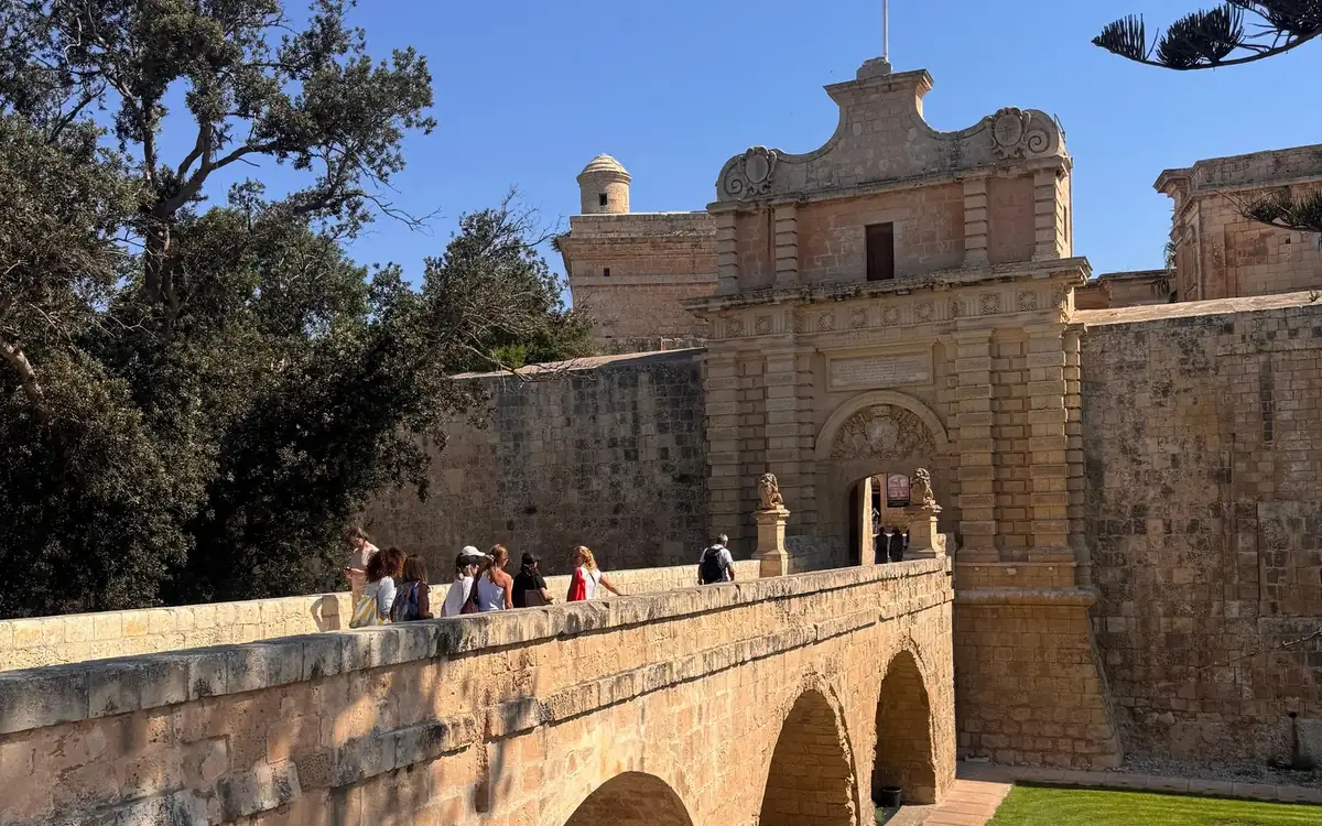 Die Steinbrücke und das Haupttor von Mdina