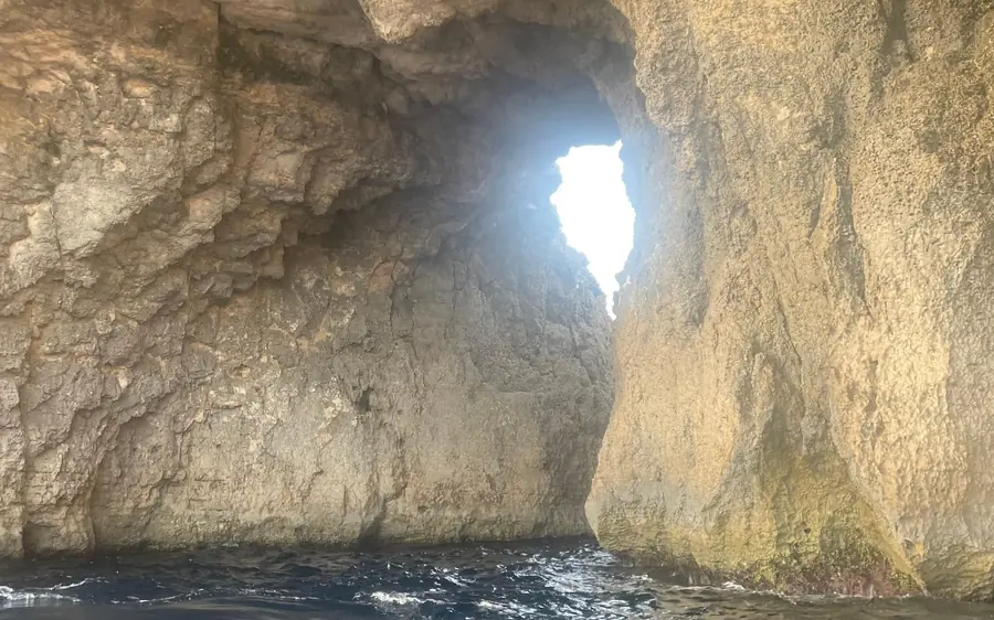 Tageslicht durch einen schmalen Spalt in einer Meereshöhle