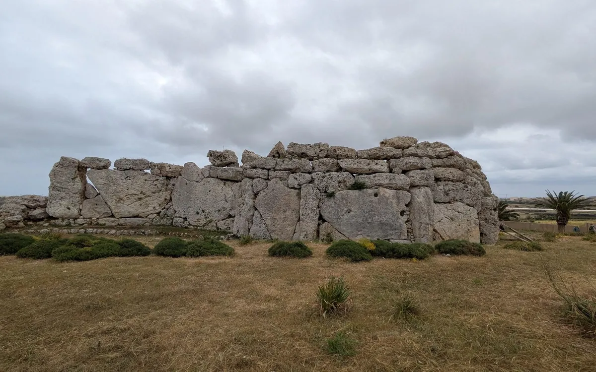 Die Steinmauern eines antiken Tempels auf Gozo