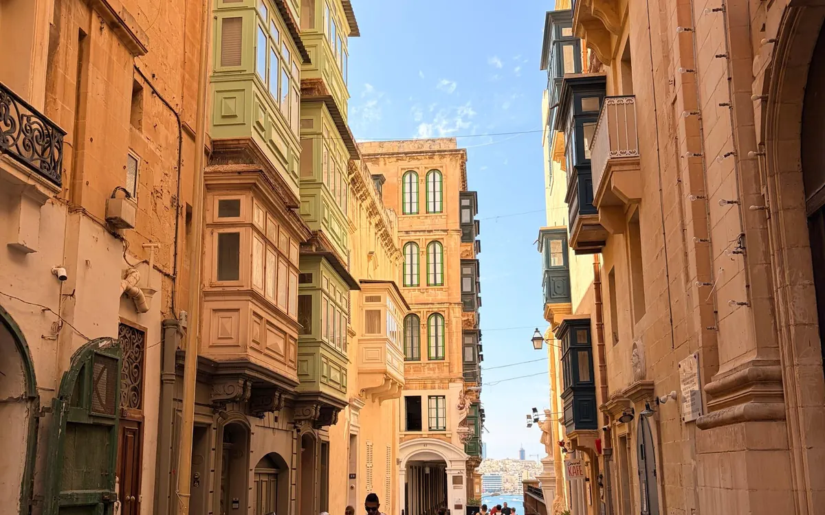 Hölzerne Balkone entlang einer schmalen Straße in Valletta